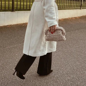 Clutché UF - Säljer snygga och eleganta handvrikade clutchar. Finns i 3 olika färger! Rosa,Svart och Beige. Varje clutch kostar 360kr st.  🩷