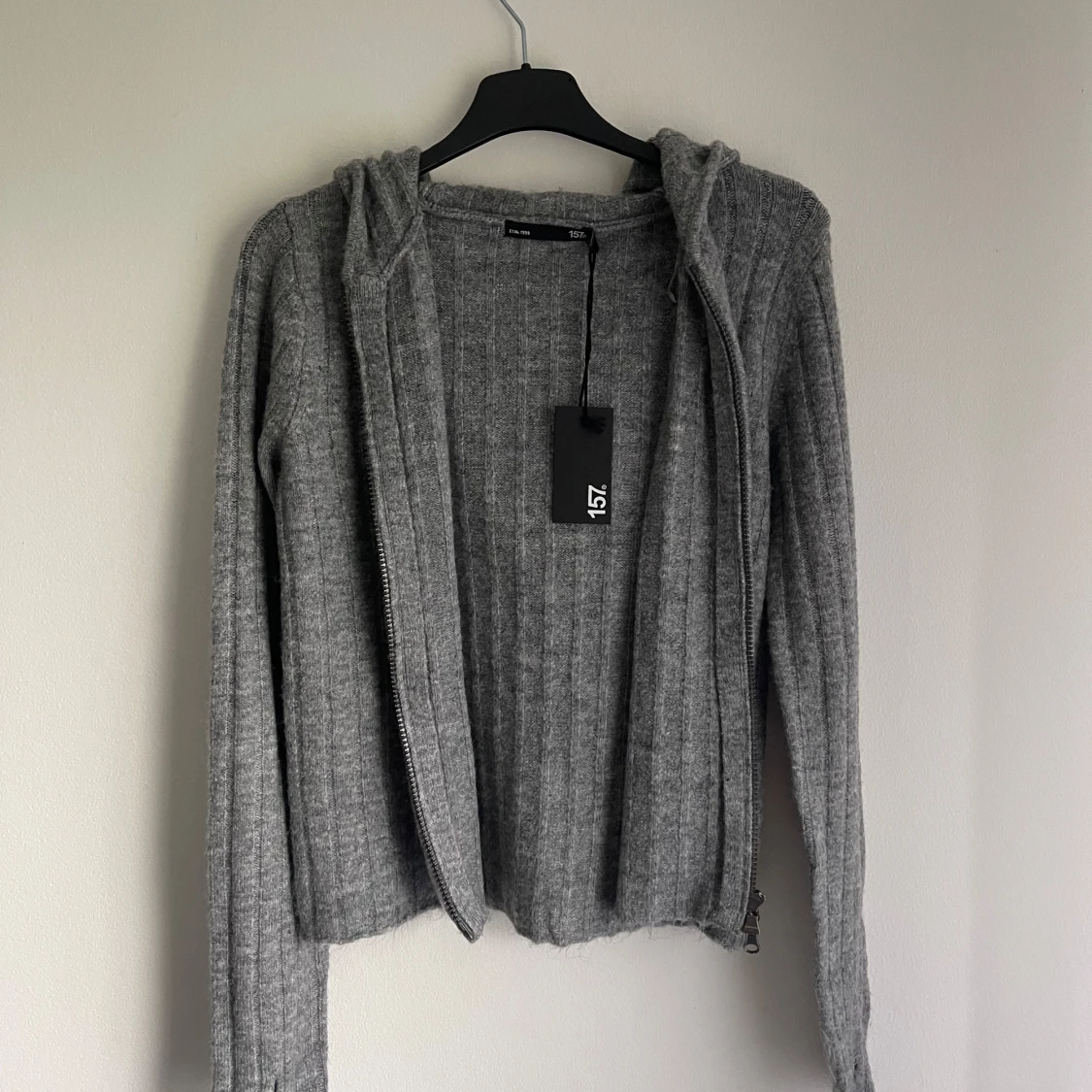 Grå ribbad hoodie från 157