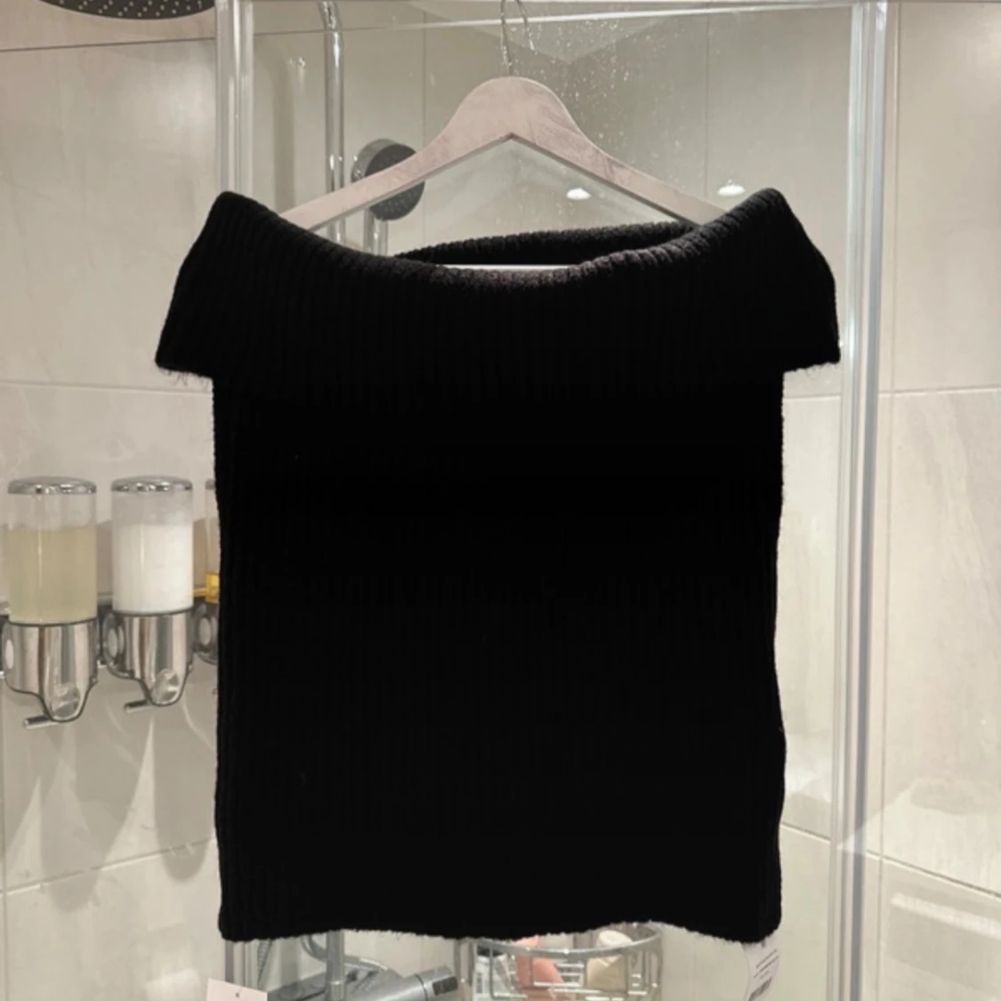 Svart offshoulder topp från NA-KD - 1