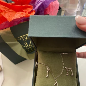 Marianilsdotter Silverhalsband med musiknoter  -  Nu säljer jag detta jättefina halsband med noter ifrån Marianilsdotter äkta!! Halsbandet är köpt på marianilsdotters utförsäljning 2024 och FINNS INTE I BUTIK så det är darför väldigt SÄLLSYNT  och svårt att få tag i! Längden är 45cm,halsbandet är i nyskick! Jag köpte det för Ca 3500kr och säljer nu för 2100! Box medföljer! Skriv om du har frågor annars får du gärna köpa direkt så postar jag så snabbt jag kan!💞Elegant silverhalsband med hängande musiknoter.
