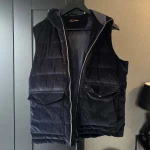 Stenströms Manchester väst - Snygg & sällsynt navy manchester dunväst från Stenströms, i storlek M. Mitt pris 2500kr. Bra skick