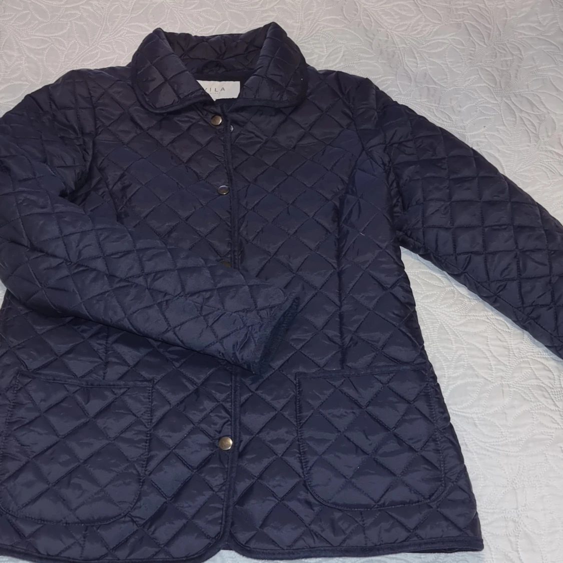 Mörkblå quiltad jacka  märke Vila,stM