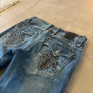 Rock Revival Jeans - Snygga Rock Revival Jeans i storlek 32/34, Säljer då dem är lite för långa. Passar bra om man är över 180. Hör av er om ni har frågor