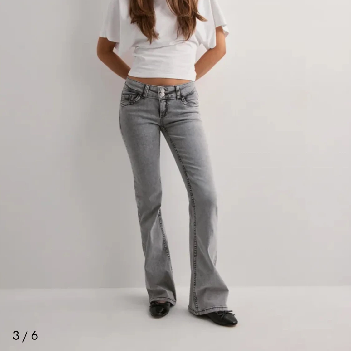 Grå jeans med broderad detalj - 4