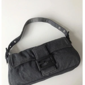 Fendi baguette - Jätte snygg Fendi baguette som är i jätte fint skick och kan skicka fler bilder privat för att se dess fulla skick då det fortfarande ör en vintage väska så kan förekomma någon fläck men inget som alls syns då den annars i skick är som ny har dustbag kvar till den