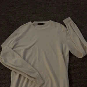  Oscar Jacobson tröja - Tja! Säljer en stickad tröja från Oscar Jacobson i storkek M. Färgen är beige/ cremevit. Knappt använd