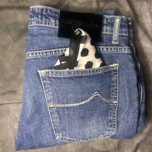 Jacob Cohen slim fit jeans - Nyskick | Size 30 passar w30 | Sitter slim fit | modell 180 65 kg | Nypris 5000-7000 vårt pris 1299 | Medföljer en duk