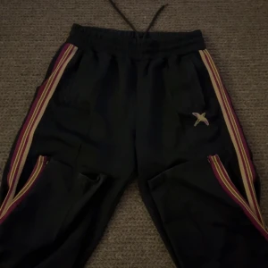 Axel arigato byxor - Tja! Säljer ett par feta trackbyxor från Axel arigato. Storlek L