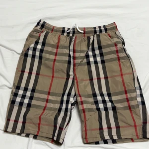 Burberry short  - Burberry short som är helt nya och jätte bra kvalité.  Priset kan diskuteras.