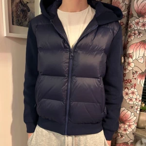 Bvaldi vårjacka - Mörkblå vårjacka/cardigan från märket Bvaldi! Nypris är 2499kr! Jag säljer för 699! Knappast använd. Storlek S. 180 på bilden och väger 61kg. För mer funderingar var vänlig och fråga och hör gärna av er innan köp!