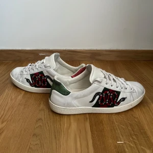 Gucci ace🐍 - Tja! Säljer Ett par fet guccci ace snake i storlek 41, Dom är i bra skick, tyvärr har jag inget og till skorna. Tveka inte på att höra av dig om du har frågor eller funderingar kring skorna!