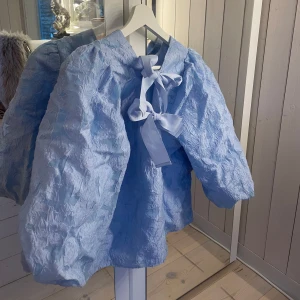 Neo noir blus - Säljer nu denna vackra blus som är knappt använd då jag inte tycker den passar mig bra! Inga defekter alls utan är som ny🥰 köpt för 700kr