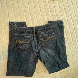 snygga straight jeans - snygga straight jeans med cool bakficka från Mavi i turkiet vet dock inte vilken storlek