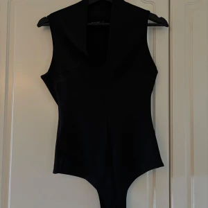 Svart body - Supersnygg body! Passar perfekt till utgång, middag eller en elegant look. Aldrig använd!💕