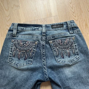 Jeans med snygga fickor från Stella in Dreams - Snygga jeans i blå denim med unika broderade detaljer på bakfickorna. Köptes i USA och skulle säga att de är midwaist och bootcut. Storleken är 7/28, vilket verkar motsvara 36 eller W28!❤️ priset går att förhandla om!!