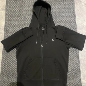 Raulph Lauren zip hoodie - Säljer pga använder inte längre och har själv gått upp en storlek, väldigt bra skick och har används varsamt och tagits hand om väl/ skriv gärna vid frågor👍
