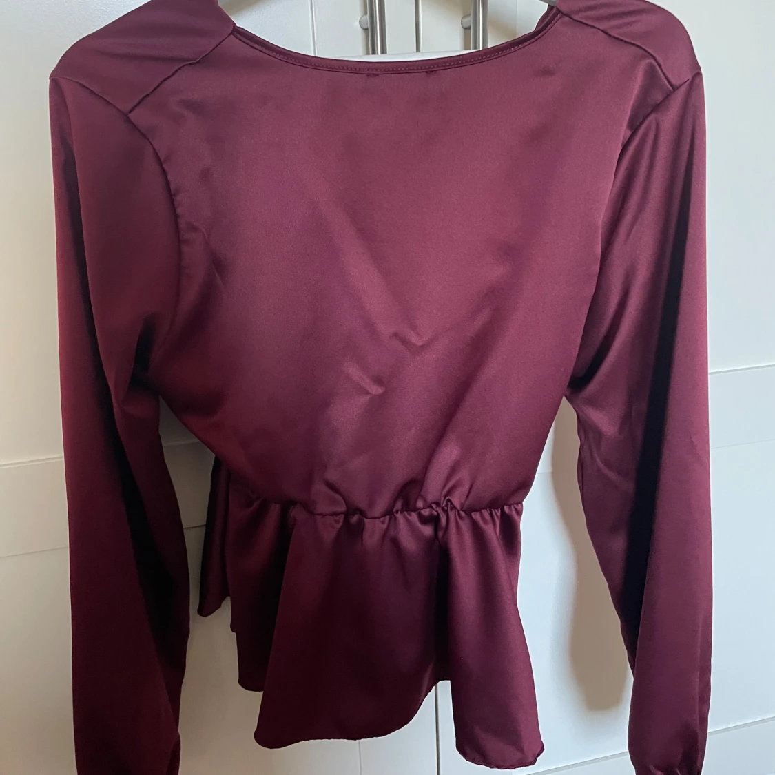 Vinröd satin topp  - 2