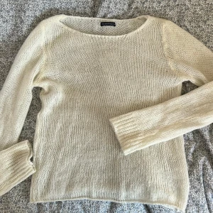 Tröja från Brandy Melville - En mysig, mjuk vit stickad tröja från Brandy Melville i mohairblanding. Den har väldigt långa armar. Den passar strl S-M. Hör av dig med frågor! <3