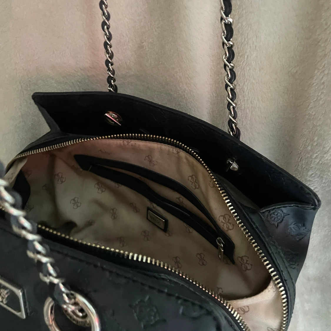 Svart axelväska från Guess - 1