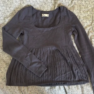 Stickad tröja hollister - Stickad gråblå babydoll-topp från hollister i strl S.  Ytan är något sliten (noppig)  men annars är den i fint skick. Hör av dig med frågor! <3