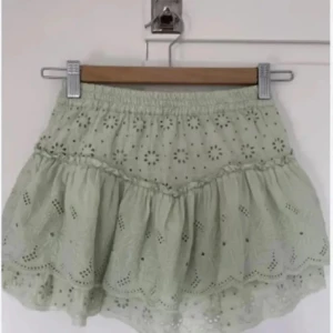 Zara kjol  - Säljer denna supersöta gröna kjol från Zara då den tyvärr inte passar mig!💕lånad bild!