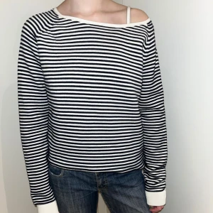 Randig tröja från Modström - Säljer en stilren randig tröja från Modström i svart och vit. Tröjan har långa ärmar och en klassisk rund halsringning. Perfekt för en avslappnad look.