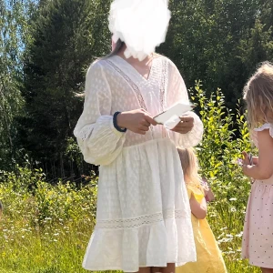 Vit klänning från Zara - Säljer en söt vit klänning från Zara med v-ringning och spetsdetaljer. OBS! Jag har sytt ihop den vid v-ringningen för att jag tyckte den var lite för v-ringad men om man inte vill ha den så kan jag spreta upp den så den blir som vanligt 💕