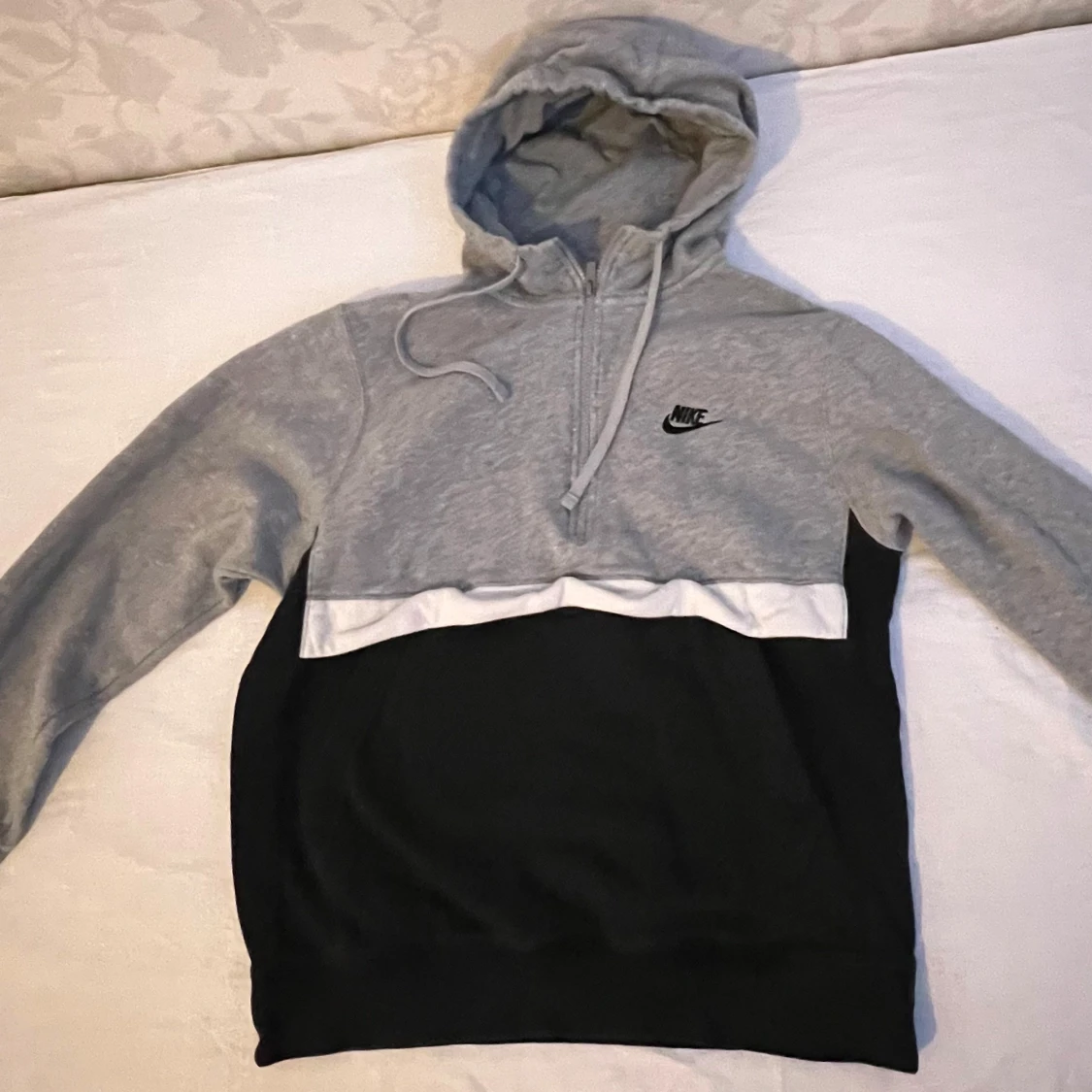 Grå och svart hoodie från Nike