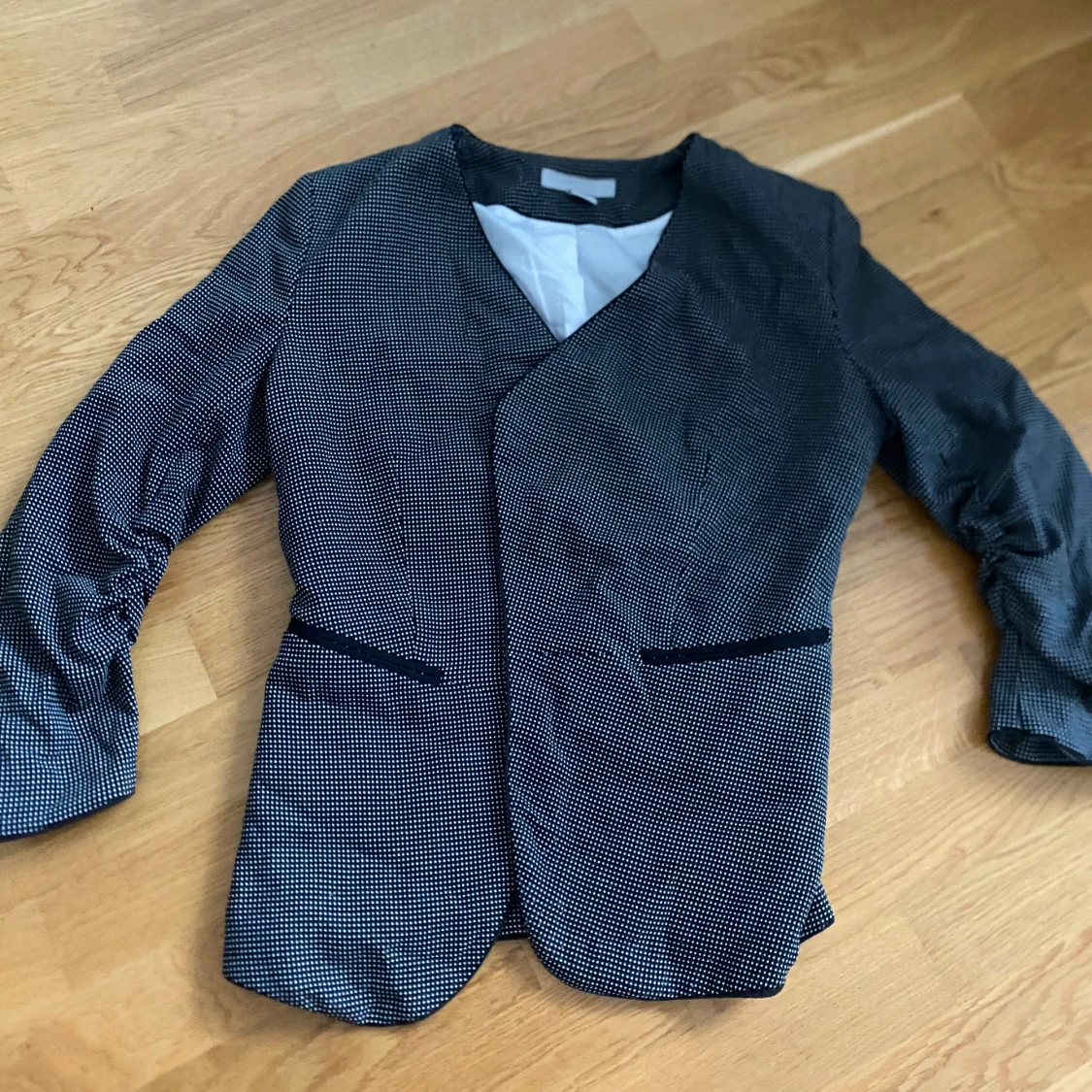 Svartvit kavaj med diskret mönster