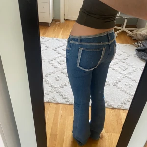 Blå bootcut jeans - Snygga blå bootcut jeans från diesel med slitna detaljer vid fickorna. De har en låg midja och storleken är w24 L32