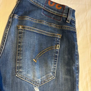 Dondup Jeans  - Ett par riktigt snygga Dondup jeans som passar till alla tillfällen. Passform skinny fit. Perfekt för dig som vill ha ett par stilrena och lite mer exklusiva jeans. 