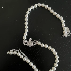 Vivienne Westwood smycke  - Säljer nu ett Vivienne Westwood armband då det inte kommer till användning, typ nytt så skriv för frågor annars buda så är de ditt!!