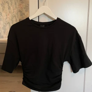 Svart croppad t-shirt - Hej! Säljer min svarta topp från Gina tricot. Tröjan är endast testad och även tvättad!🌼🫧