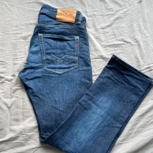 Blå jeans från Replay - Snygga blå jeans från Replay, modell Rocco. De har en klassisk femficksdesign och en bekväm passform. Väldigt gott skick och inte använda mycket alls. Ytterbenet är 95cm lång och innerbenet är 73cm. 