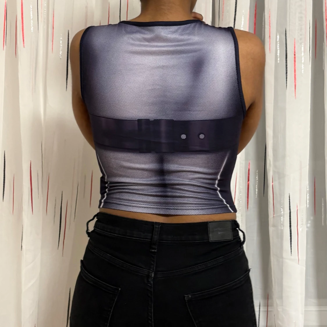 Svart och vit linne med bältdetalj - 2