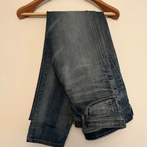 Jeans Dobber - Ett par Jeans från dobber i färgen blå. Jeansen är i storlek 32/34. Jeansen har inga defekter och är i väldigt bra skick.