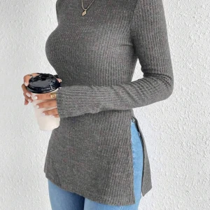 Grå ribbad polotröja - Snygg grå ribbad polotröja med lång ärm och slits på sidorna. Perfekt för en stilren och bekväm look. Passar bra till jeans eller kjol.