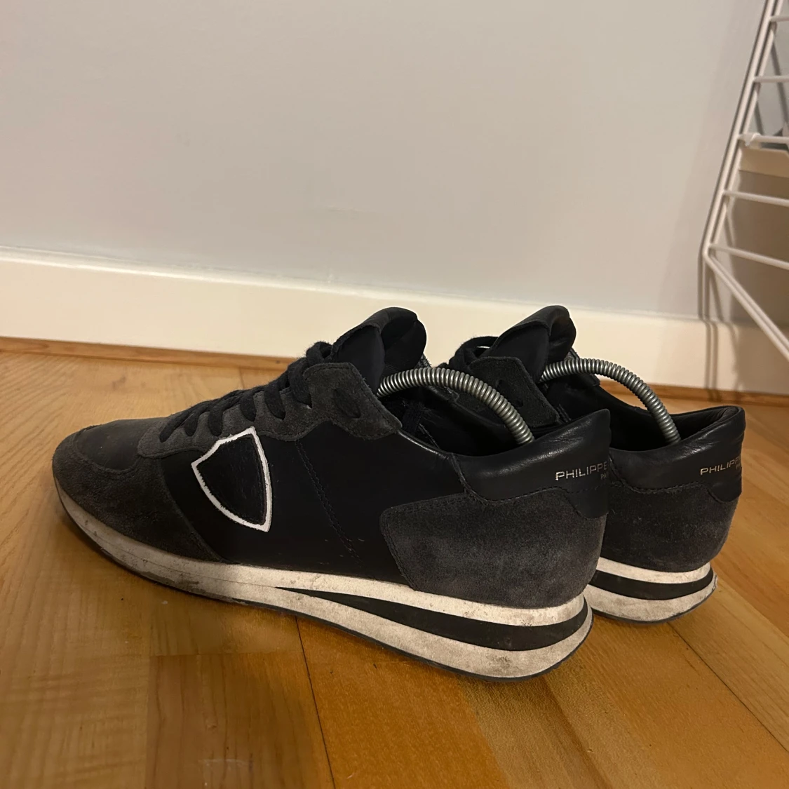 Marinblå sneakers från phillipe model