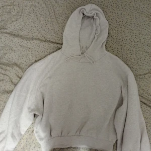 Beige hoodie - Säljer en klassisk beige hoodie med justerbar huva och ribbade muddar. Perfekt för en avslappnad stil. Den är mjuk och bekväm, idealisk för kyligare dagar. Står diskret collect moments på mitten av hoodie. Skriv gärna om du vill ha mer foto eller mått