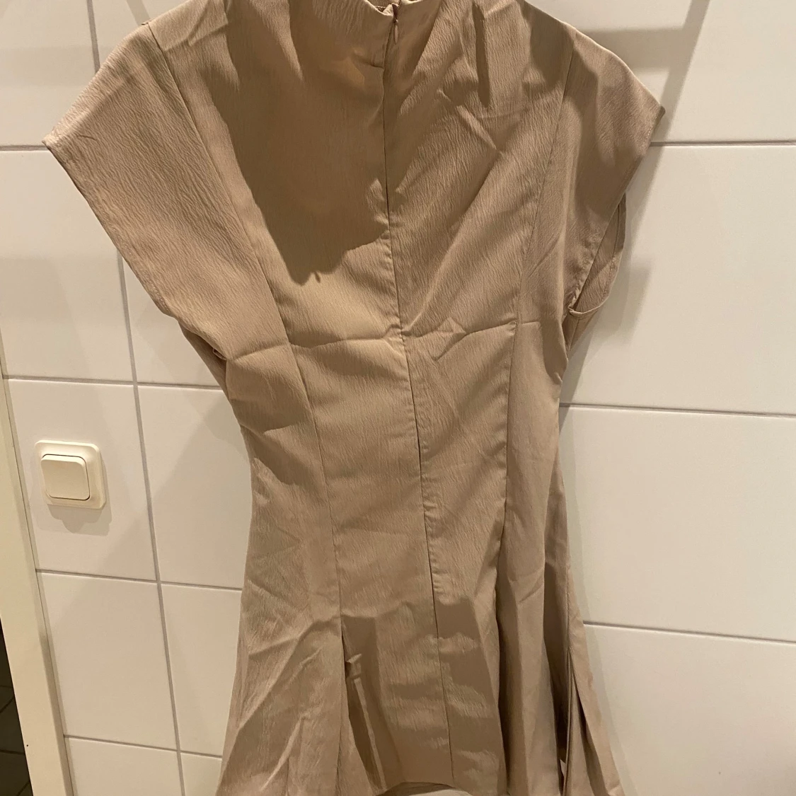 Beige klänning med korta ärmar - 1