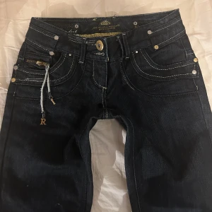 Vintage flare jeans från River Island - Fina vintage jeans från River Island i fint skick. Kan tyvärr inte visa bild på då de ej passar. Notera att ena knappen vid gylfen saknas. Midja 33cm grenmått 16cm innerbenslängd  86 cm benöppning 22 cm