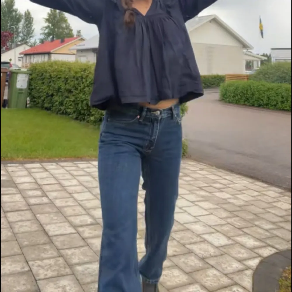Super fina och sköna jeans som är i storlek 32 men passar mig som brukar ha 34-36🤩. Farkut & Housut.
