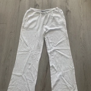 Vita linnebyxor från Madlady - Säljer ett par vita linnebyxor från Madlady i storlek S. Byxorna har en avslappnad passform med resår i midjan för extra komfort. Perfekta för varma dagar. Ej använda så mycket då de inte riktigt passa mig🩷Köptes för 599kr, säljer för 250kr. Pris går att diskutera vid snabb affär