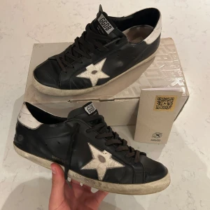 Golden goose - Ett par riktigt schyssta golden goose skor i färgen svart⚫️| Skick-7/10✅| Skorna har en skada på båda skorna där bak men fungerar ändå att gå med utmärkt, Höger sko har en större skada medans vänster har en jätteliten| PRISET ÄR HUGGET I STEN OCH GÅR INTE ATT DISKUTERAS|Säljs väldigt billigt så först till kvarn!| Hör av er vid fler funderingar☁️