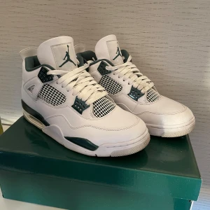  Air Jordan 4 Retro Oxidized Green - Säljer då jag ej använder dem lika mycket. Dem är i bra skick men smutsiga osv på små ställen ( tex snören, se på bilder ovan) Storlek 43