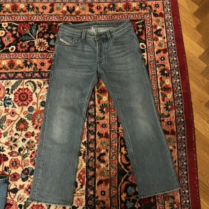 Blå jeans från Diesel - Straight / Relaxed Diesel 1985 larkee jeans ≈30/30 Laidback trendiga. Priset går att förhandlas om