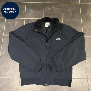 Helly Hansen Vindjacka  - Säljer denna snygga vindjackan från Helly Hansen. Bra skick, storlek S. Tveka inte att kontakta om fler bilder eller andra funderingar // CS😁