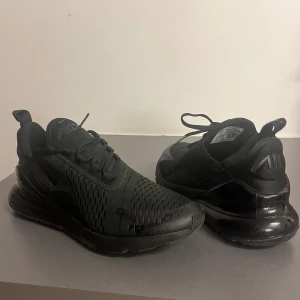 Nike Air Max 270 - Säljer mina Nike Air Max 270 som jag använt 2-3 gånger bara. Dem har legat i garderoben ett tag nu. Är som helt nya nästan. Fick dem i present för 2 år sen. Storlek 42 Ny pris ca 1799 kr