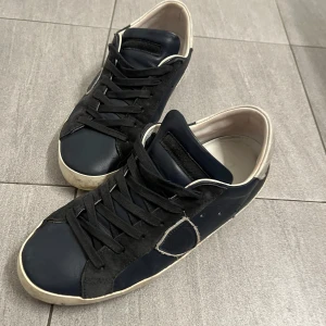 Phillipe modell skor - Hej! Vi säljer nu dessa väldigt snygga Phillipe modell skor | endast små difekter | skick 8/10 | säljs nu för endast endast 1099kr! | modellen bär storlek 40. vid ytterligare funderingar hör av er!