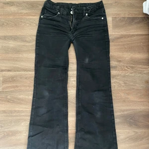 Svarta jeans från Kappahl - tyvärr tappat färg men blivit tvättade en gång tidigare med washitbackblack och då sett som nya ut i några månader till. strl. 158 men sitter som en 34. medellånga i längden 